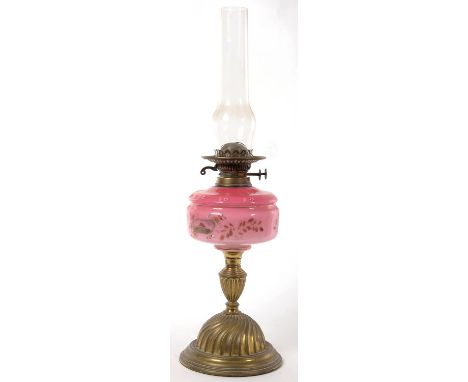 A LATE VICTORIAN BRASS OIL LAMP WITH ENAMELLED, SHADED PINK GLASS FOUNT AND BRASS BURNER, 37CM H EXCLUDING CHIMNEY 