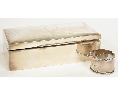 A GEORGE V SILVER CIGARETTE BOX, 18 CM W, CEDAR LINED, BIRMINGHAM 1921 AND A GEORGE V SILVER NAPKIN RING, SHEFFIELD 1923 (2) 