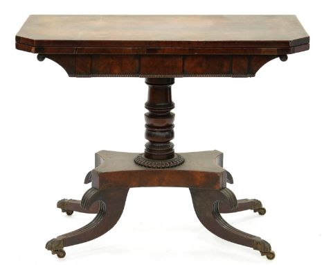 A VICTORIAN MAHOGANY CARD TABLE ON TURNED PILLAR AND BRASS CASTORS, 70CM H X 90CM W 