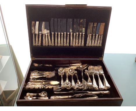Good Modern canteen of EPNS Sheffield Kings pattern flatware the canteen with green tooled leather top (worn) Approx 10 soup,