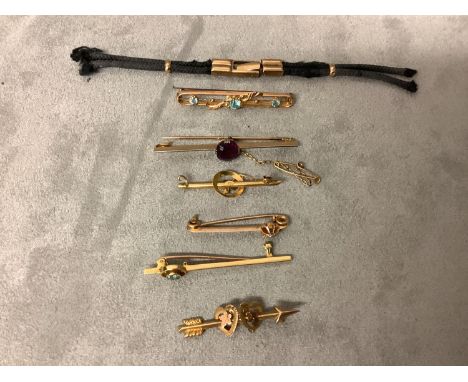 9 ct yellow gold hearts and arrow brooch, lacks pin 0.86 gm &amp; 4 other yellow metal pins one with amethyst &amp; chain &am