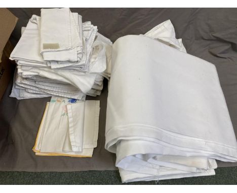Quantity of vintage linen 
