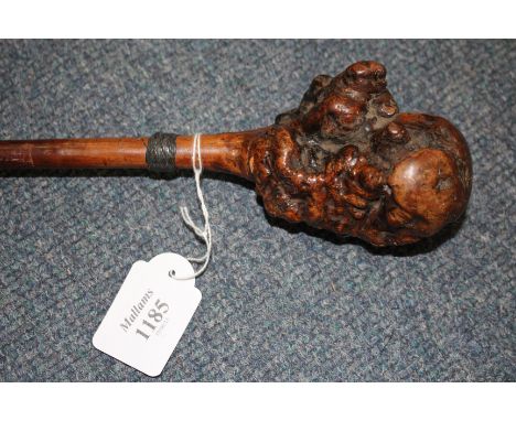 AN ANTIQUE WOODEN WALKING STICK with large burr pommel and a woven white metal collar, 87cm long