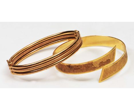 A YELLOW METAL BANGLE with engine turned type decoration and stamped '585', approximately 19.1 grams in total together with a