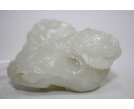 A CHINESE CARVED JADE SCULPTURE of two dogs of fo, 6cm wide