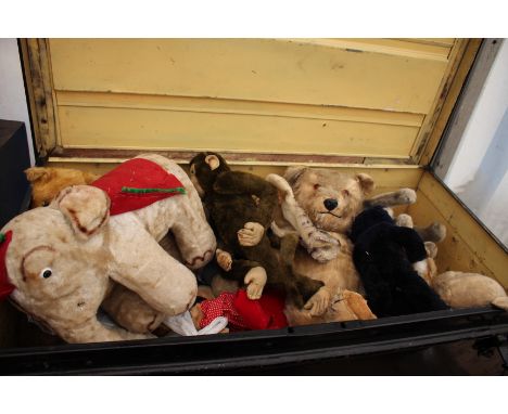 A COLLECTION OF EARLY 20TH CENTURY AND LATER STUFFED TOYS to include teddy bears, monkeys etc all within a black painted tin 