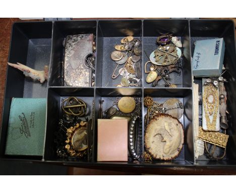 A QUANTITY OF VARIOUS VICTORIAN AND LATER JEWELLERY and other items to include a carved antler brooch, a bone needle case in 