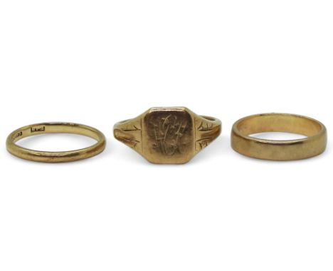 Two 9ct gold wedding rings, both size J, and a 9ct signet ring, size O, weight combined 6.6gms Condition Report:Available upo