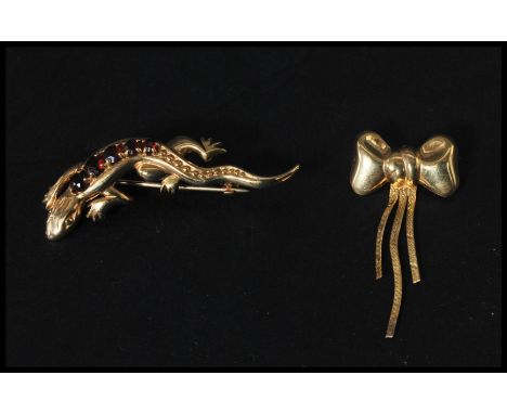 A 9ct gold and ruby lizard brooch pin verso together with a 9ct gold brooch in the form of a box. Total weight 6.6g / lizard 