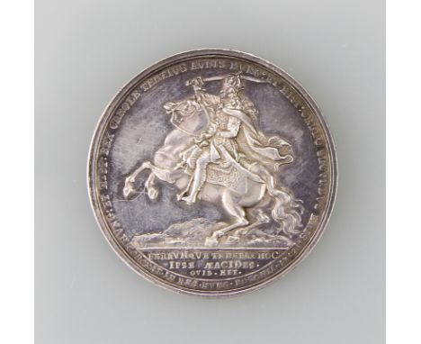 Habsburg, Karl VI. (1711 - 1740)AR - Medaille auf die ungarische Krönung in Pressburg 1712, avers Karl VI. im Harnisch zu Pfe