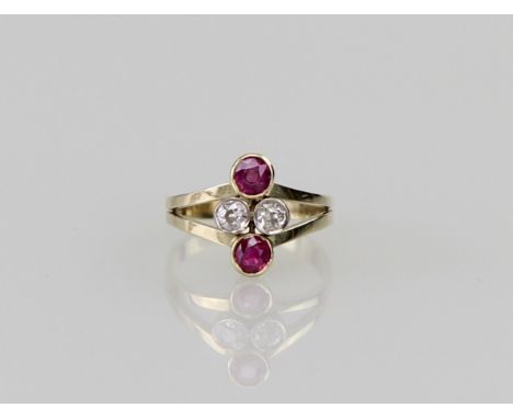 RingGelbgold 14kt., schmale Schiene mit gegabelten Schultern, besetzt mit zwei Rubinen von jeweils ~0.40 ct. und zwei kleinen