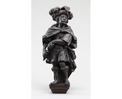 Renaissance - SchnitzereiEiche geschnitzt und dunkel gebeizt, Edelmann mit Harnisch, weitem Umhang und befiedertem Helm auf g