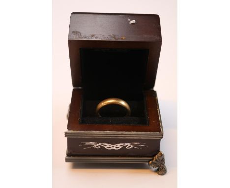 Lord of the Rings Elvish 9ct Gold D Shaped ring with engraved interior and matching box Size T 
