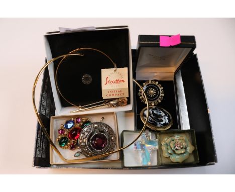 Collection of assorted Costume Jewellery to include Brooches, Gilt Collar, Stratton Compact etc