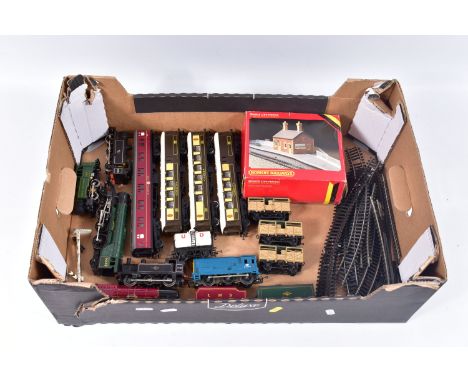 A QUANTITY OF UNBOXED AND ASSORTED MAINLY TRI-ANG AND HORNBY OO GAUGE MODEL RAILWAY ITEMS, to include Tri-ang Princess class 