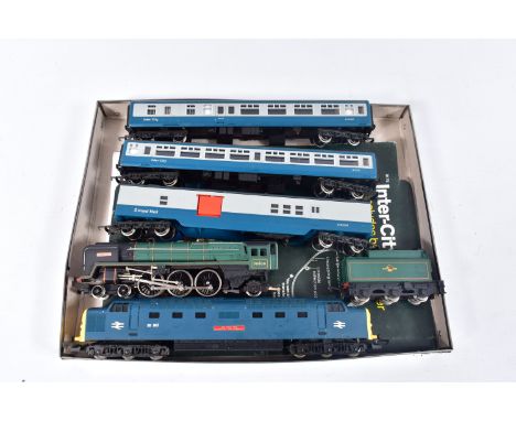 AN UNBOXED HORNBY RAILWAYS OO GAUGE BRITANNIA CLASS LOCOMOTIVE, 'Britannia' No.70000, B.R. green livery (R063?), an unboxed L