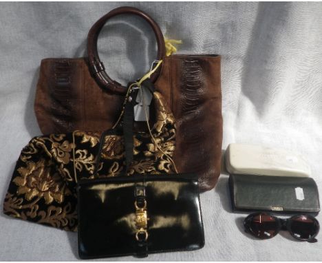 A BLACK LEATHER LADY'S VINTAGE HANDBAG BY CELINE, PARIS,  the front gold tone hardware clasp depicting horse drawn chariot an