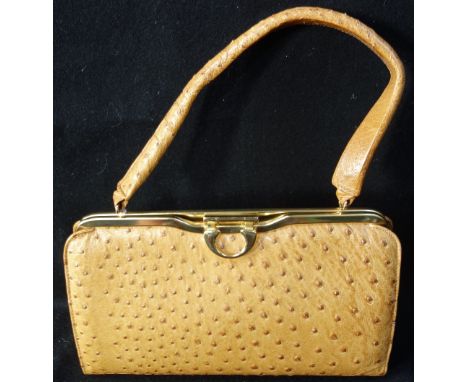 A LADY'S VINTAGE OSTRICH HANDBAG in pale fawn