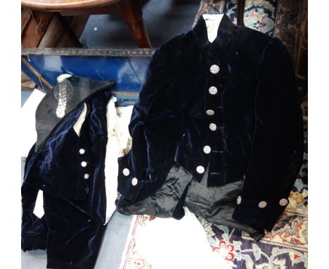 A 19TH CENTURY GENTLEMAN'S BLUE VELVET COURT DRESS SUIT, with polished steel buttons in an original tin trunk, the brass labe