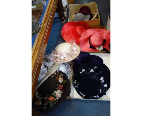A LARGE COLLECTION OF LADIES' VINTAGE WIDE BRIMMED HATS in felt and straw, some with feather and net detail (as lotted)