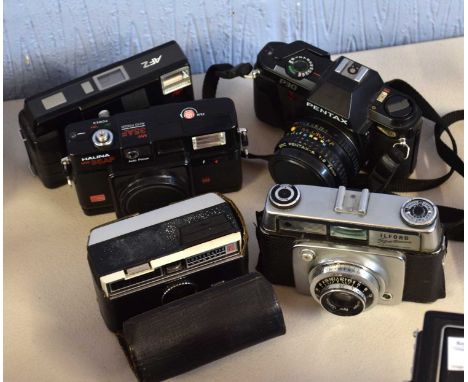 A SMALL COLLECTION OF VINTAGE CAMERAS TO INCLUDE A KODAK INSTAMATIC 100, ILFORD SPORTSMAN, HALINA 35AF, MINOLTA AFZ AND A PEN