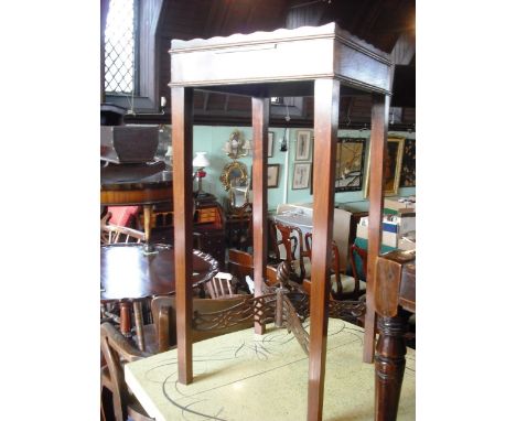 A Chippendale-style mahogany urn, 34cm square.
