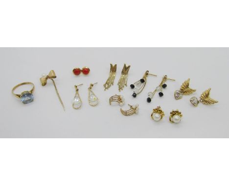 Mixed group of 9ct jewellery to include a blue spinel dress ring, a bow stick pin set with a pearl and a selection of gem set
