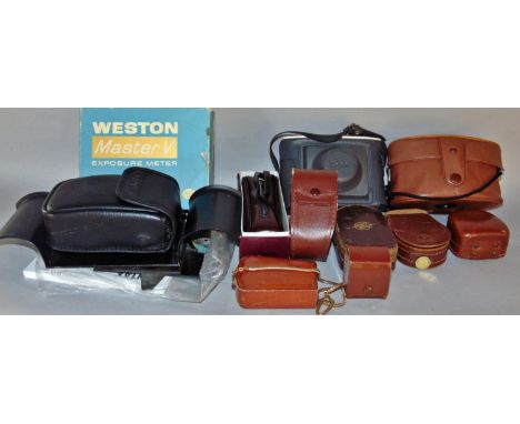 A collection of vintage and late 20th century camera accessories including light metres, filters, flash, exposure metre, a Pe