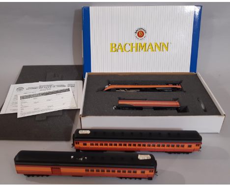 Bachmann HO gauge box set no 11301 includes 4-8-4  GS Class locomotive of the Southern Pacific Railroad together with 2 addit