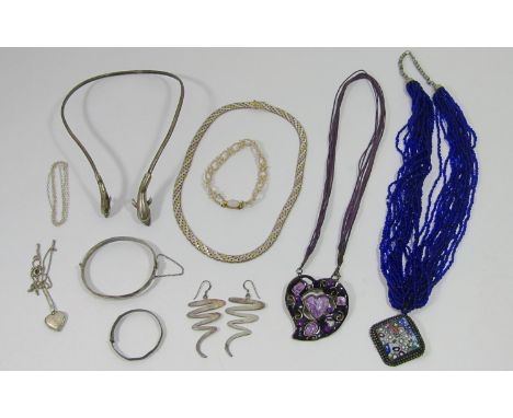 Collection of vintage silver jewellery to include a tri-colour brick link collar necklace, a twin dolphin torque style neckla