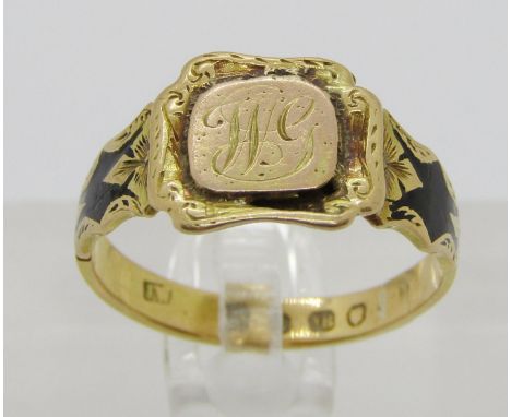 Mid-Victorian 18ct mourning ring with engraved initials 'W.G', the black enamelled shank reading 'IN MEMORY OF', maker 'JW', 
