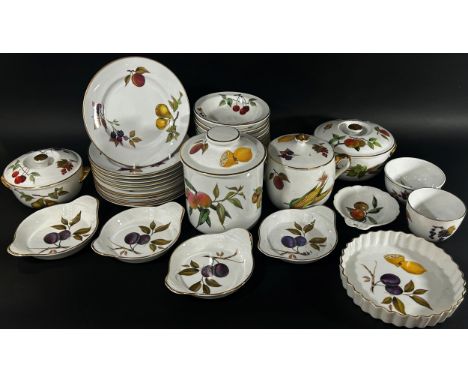 A mixed quantity of Royal Worcester porcelain dinner wares (quantity) 