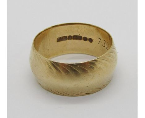 9ct wedding ring with engraved detail, size M, 4.8g 