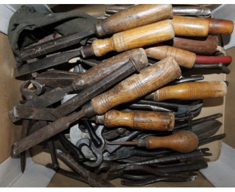 Various hand tools, chisels with wooden handles, a quantity of various pliers, grips, etc. (a quantity, various dimensions)