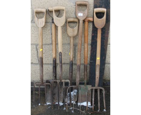 Various vintage tools, to include a quantity of grips, a Neverbend, 106cm high, edging spade and others smaller, etc. (a quan