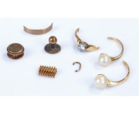 Mixed gold and yellow metal jewellery, to include a 15 carat gold button, an 18 carat gold button, a diamond and 18 carat gol