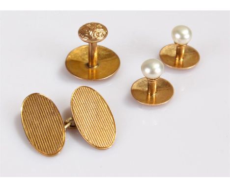 9 carat gold single cufflink, 2.2 grams, together with a 9 carat gold button 1.2 grams and two yellow metal buttons, (4)