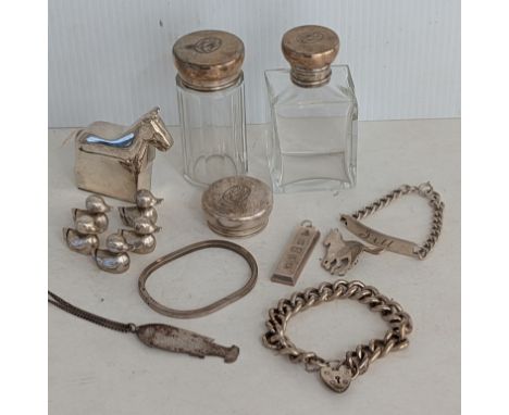 A selection of silver jewellery to include a flat curb-link bracelet with heart locket, name bracelet, ingot pendant, bangle,