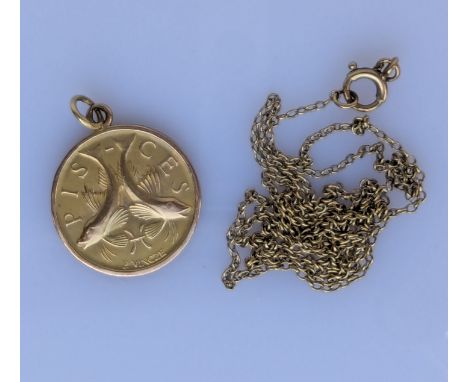 A yellow gold pendant disc depicting Pisces, 22mm, and chain, 53 cm, broken, both hallmarked 9ct, 7.5g