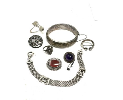Selection of vintage silver jewellery inc bracelets &amp; brooches etc weight 70g 
