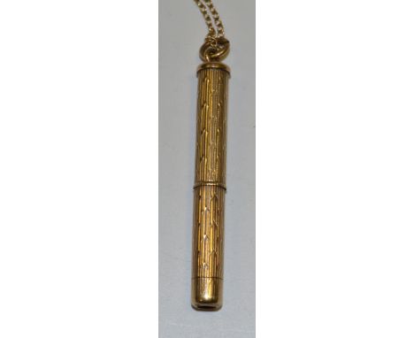 A 9ct gold cased lady's tooth pick, rotating action barrel, engine turned decoration, Birmingham 1977, suspended from a fine 