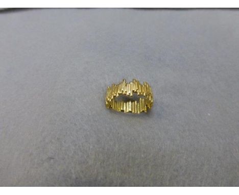An unusual gold (untested) ring, size M.