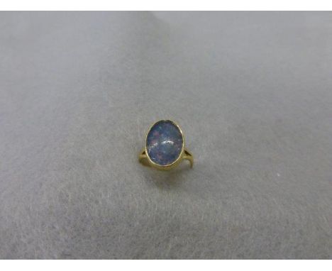 An 18ct gold and opal ring, size I. 