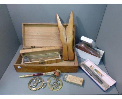 A box of assorted collectables including a boxed Echo-M.Honer harmonica, with original wrapping and an unusual pipe, by reput