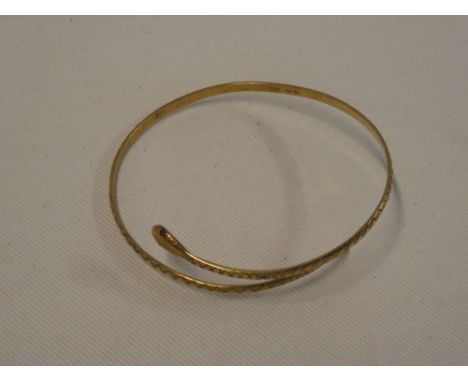 A 9ct gold snake decorated sprung bangle (10.6g)