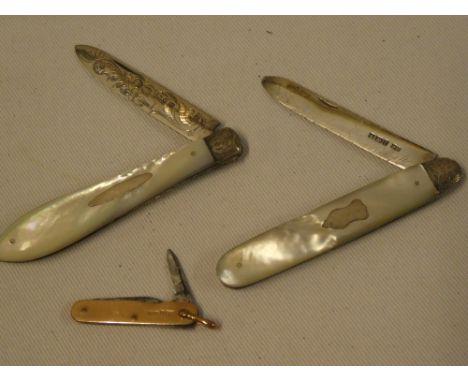 A small twin bladed pocket knife with 9ct gold mounts and two various silver bladed folding pocket knives with mother of pear