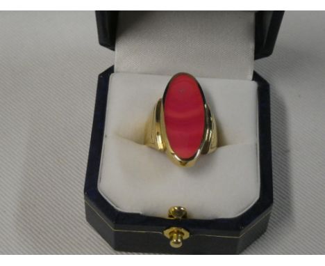 A 9ct gold dress ring set pink mother of pearl