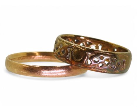 A 9ct gold celtic knotwork band ring, size L, weight 2.5gms, together with an 18ct gold worn wedding band, size Q, weight 1.9