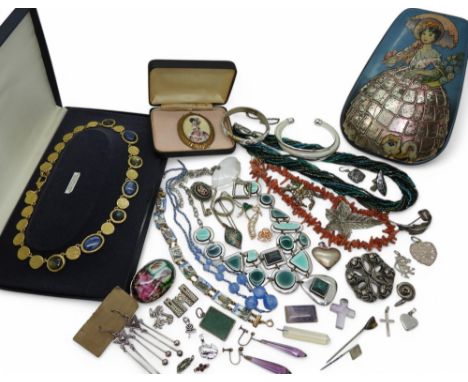 A collection of silver and costume jewellery to include an&nbsp; knotwork cloak clasp, An Italian made Etrusca gold plated ne
