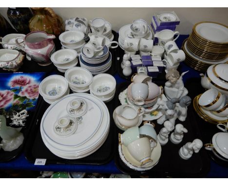 An extensive Susie Cooper Glen Mist pattern dinner service, a Roslyn China tea set, three B&amp;G putti etc Condition Report: